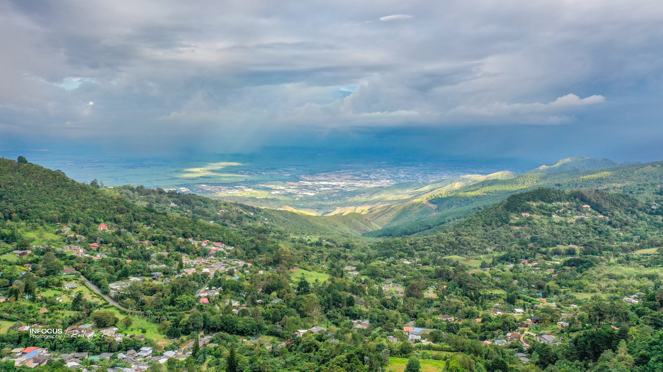 Panorámica de la cuenca de Arroyohondo en el Valle del Cauca